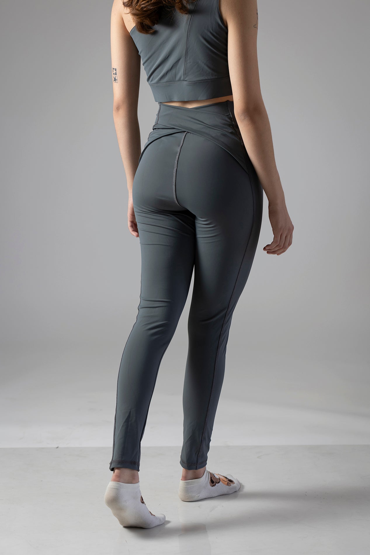 Pantalón cruzado gris